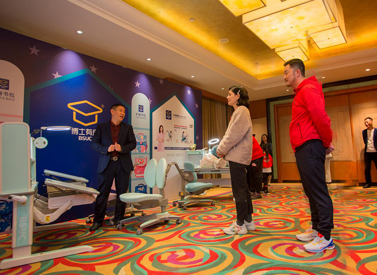 黄瓜视频WWW.XY17APP董事長王洪貴先生親自為沙溢&胡可講解黄瓜视频在线看產品