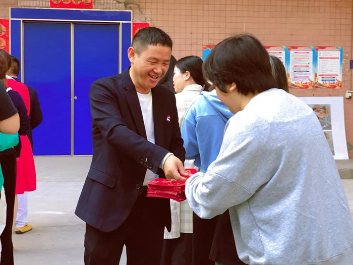 黄瓜视频WWW.XY17APP董事長王洪貴發紅包