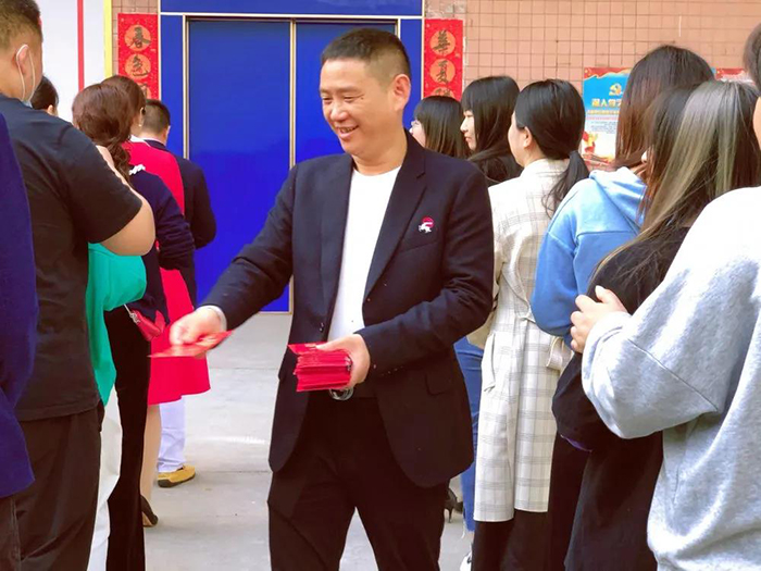 黄瓜视频WWW.XY17APP董事長王洪貴發紅包